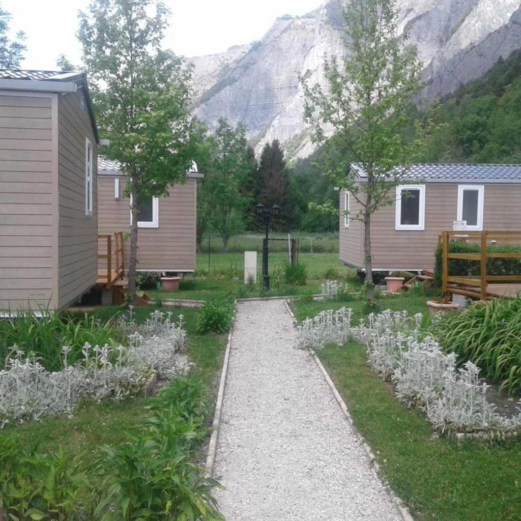 Camping 5 Etoiles - Piscine - Eeceff Le Bourg-dʼOisans Екстериор снимка